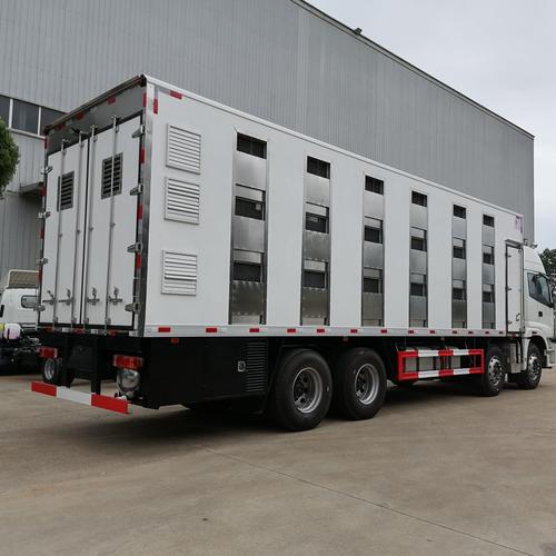 东风天锦6.8米猪仔车 高效与安全的活禽运输专家